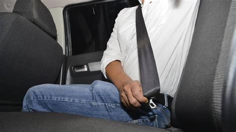 Seat Belts सीट बेल्ट बांधा नाहीतर पावती फाडेल की पोलीस मामा