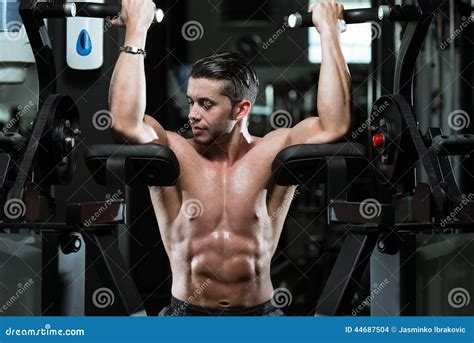 Homme Musculaire Faisant L Exercice Lourd Pour Le Biceps Photo Stock