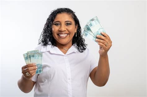 Mulher Sorridente Segurando Notas De Reais Nas M Os Aponta Para O