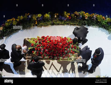 Michael Jacksons Casket The Memorial Service For The King Of Pop