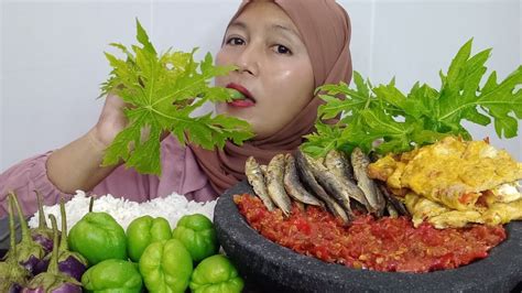 Mukbang Lalapan Mentah Batang Daun Pepaya Sambel Terasi Ikan Asin