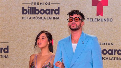 El Beso Del Que Todos Hablan Bad Bunny Corre A Los Brazos De Su Novia Gabriela Sobre El