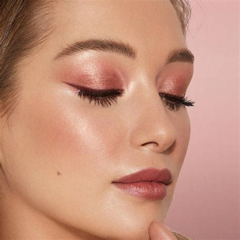 El Truco Para Conseguir Un Maquillaje Con Efecto Glow Es Una Sombra De