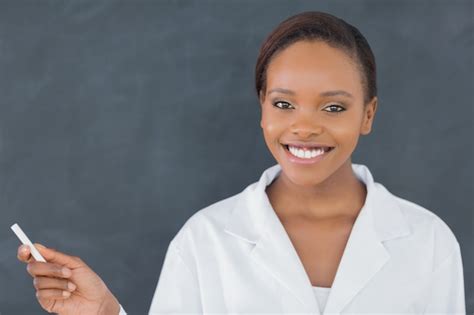 Vista Frontal De Una Mujer Negra Con Una Tiza Foto Premium