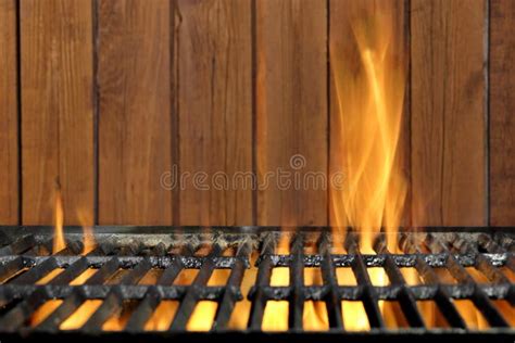 Leerer Lodernder Grill BBQ Und Holz Wand Im Hintergrund Stockbild