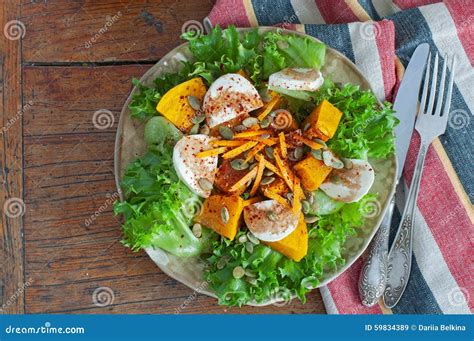 Ensalada De La Calabaza Con La Mozzarella Fresca Imagen De Archivo