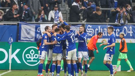 Schalke 04 gegen SV Sandhausen Verrückte Szene lässt Stadion verstummen