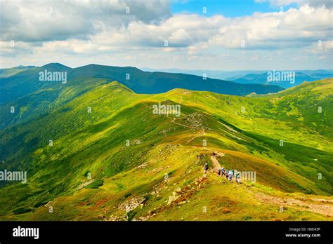 Gruppe von Touristen auf dem Gipfel der Karpaten Berge. Ukraine ...