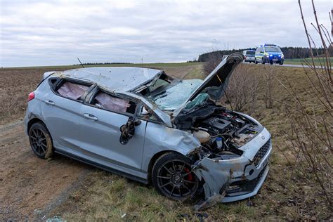 Vogtland Ford Fahrer überschlägt sich und landet auf Feld