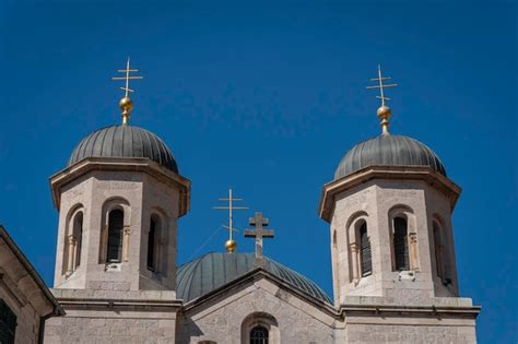 Iglesia de san nicolás casco antiguo de kotor en montenegro Foto Premium