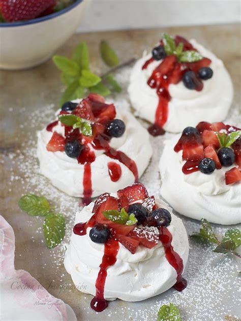 Mini tartas pavlova con crema chantillí y frutos rojos