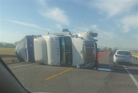 Vuelca Tr Iler En La Autopista M Xico Morelia Cerca De Cuitzeo