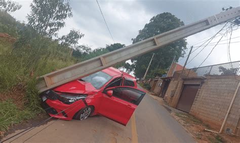 Motorista Perde O Controle E Bate Em Poste Em Bragan A Paulista