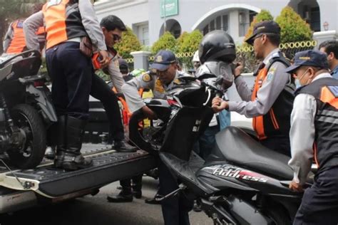 Dishub Dki Lanjutkan Operasi Penertiban Parkir Liar Di Jakut Antara News