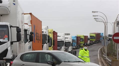 La Huelga De Transportistas Bloquea Dos Horas El Puerto De Valencia Y