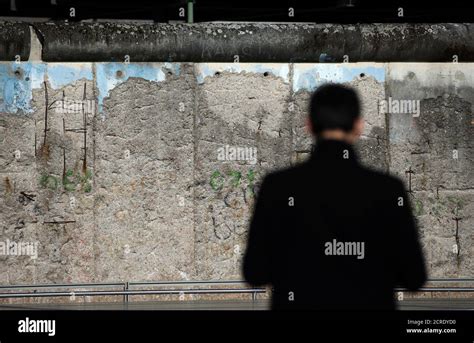 Berlin wall demolition 1989 hi-res stock photography and images - Alamy