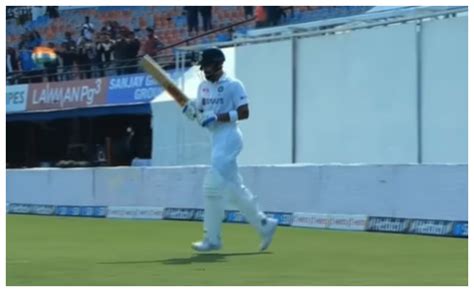 Ind V Sl Watch Virat Kohli Gets A Rousing Reception As He Walks