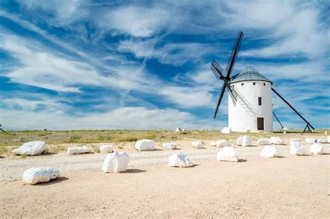 Molino De Viento Típico En Campo De Criptana España En La Ruta De Don