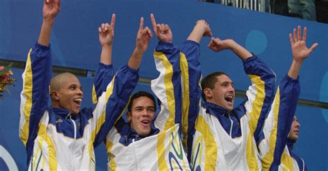 Bronze em Sydney 2000 Edvaldo Valério dá aulas da borda da piscina