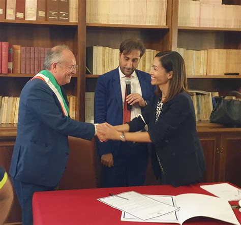 Cis Carfagna A Brindisi Firma Finanziamento Per Progetti Senza