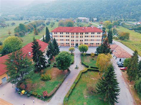 A Dronero Listituto Alberghiero Introduce La Carriera Alias Per Gli