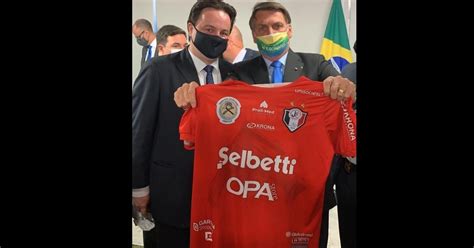 VÍdeo Deputado Federal Presenteia Bolsonaro Com Camisa Do Jec