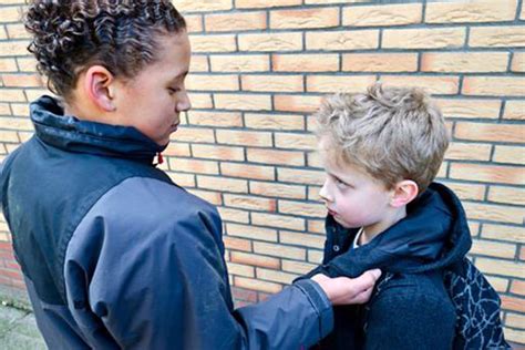 Ragazzi normalmente violenti Qual è il ruolo della scuola e della