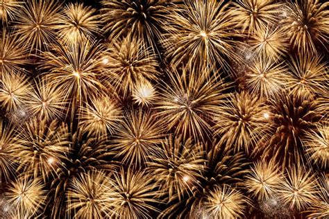 Molti Bellissimi Fuochi D Artificio D Oro Che Esplodono Nel Cielo