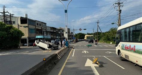 5人駕車出遊自撞翻成「倒栽蔥」 駕駛精神不濟撞斷號誌桿遭求償 社會 Ctwant