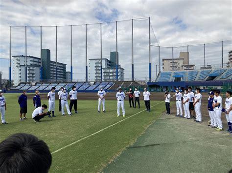 中日ドラゴンズ公式 On Twitter 福留選手、本日最後のナゴヤ球場で練習です！ アップ前に花束贈呈です！ 中日ドラゴンズ 福留孝介 ナゴヤ球場