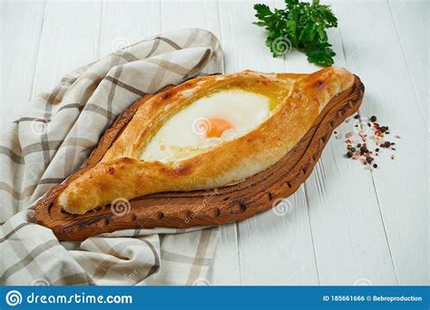 Cerrar View Khachapuri Sobre Fondo Blanco Con Especias Plato Georgiano