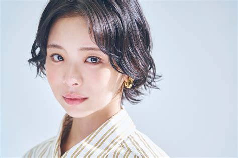 趣里 新月10ドラマで演じる“モンスター弁護士”と自身は正反対！？「私はビビリで石橋を叩きまくるタイプです（笑）」 めざましmedia