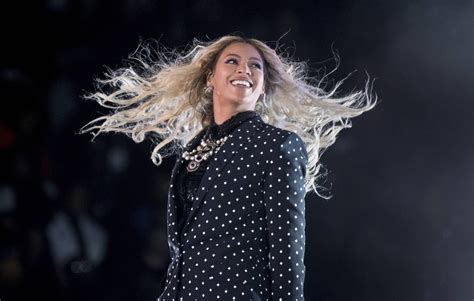 Cest une fille Beyoncé révèle le sexe du bébé dune fan en