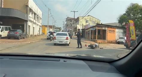 Colisão Entre Veículos Deixa Trânsito Congestionado Em Frente A Escola