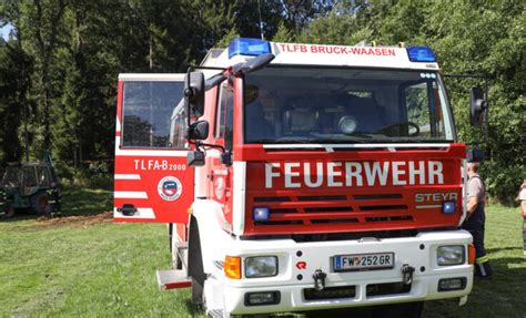 Fünf Feuerwehren bei Brand eines Heuhaufens in Peuerbach im Einsatz