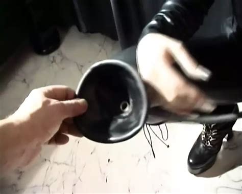 Hoe Geil Zuig Je De Dildo Door Je Latexmasker XHamster