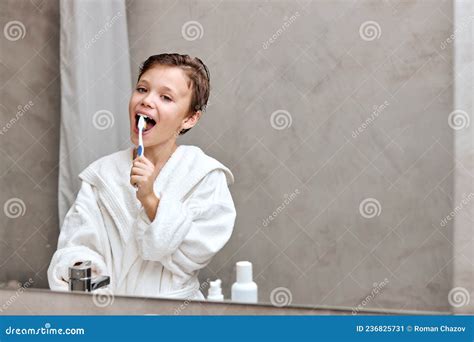 Joyeux Garçon Brossant Les Dents Dans La Salle De Bain Enfant