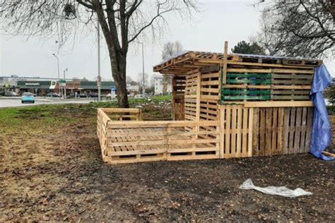 Gilets jaunes à Lisieux la cabane reconstruite pour la 21e fois