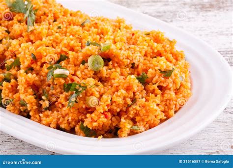 Salade De Bulgur Avec La Sauce Tomate Le Persil Et L Oignon Image