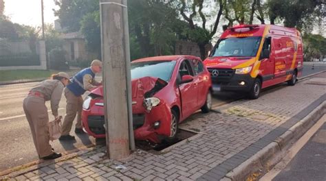 Motorista Bate Carro Contra Poste E Fica Ferida Em Curitiba Distra O