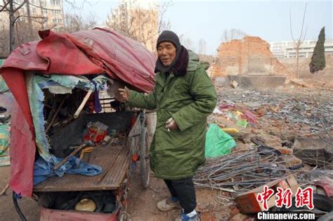 郑州七旬老人长期居住坟场 拒回家、拒救助图 公益 人民网