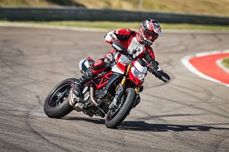 Motorrad Vergleich KTM 690 SMC R 2022 Vs Ducati Hypermotard 950 SP 2020