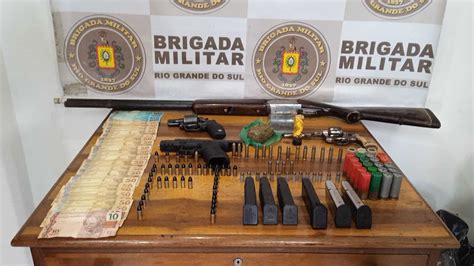 Força Tática prende homem armas drogas munições e dinheiro em