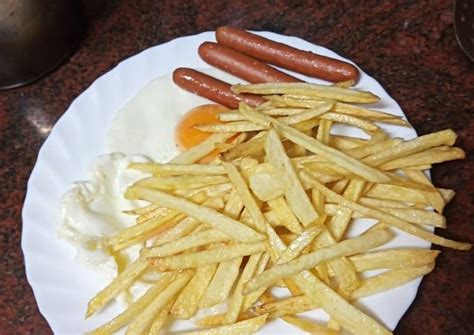 Huevos fritos con papas fritas y salchichas Receta de Ariel Santisteban ...