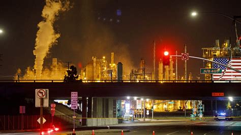 Los Angeles refinery fire temporarily shuts down 405 Freeway | Fox Business