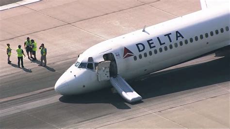 Delta Plane Lands Safely At Charlotte Airport Without Front Landing Gear Abc News