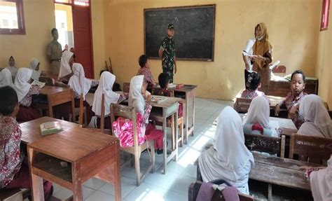 Bertepatan Hari Pendidikan Nasional Babinsa Koramil Cimanggu Komsos