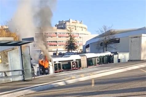 VIDEO un bus du réseau Stan prend feu près de Nancy pas de blessé à