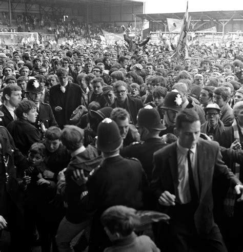 Faces In The Crowd: Manchester United Fans 1948-1980 - Flashbak