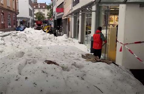 Weißes Wunder mitten im Sommer Schneepflüge räumen Straßen von